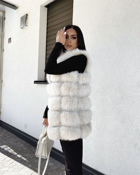 #WeLoveFurs #Pelz #Fur #Furfashion #Furvest #Furgeilet #Pelzweste #OOTD #Falloutfit #blackandwhite White Fur Vest Outfit, Fur Vest Outfits, White Fur Vest, Fur Vests, Fur Vest, Black & White, Outfit Idea, Fur Coat, Fall Outfits