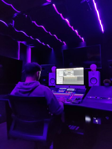 Neon Music Studio, Dj Studio Room Ideas, Small Recording Studio, Music Studio Aesthetic, Studio Room Design, Music Studio Design, Studio Pics, Editing Studio, Producer Studio