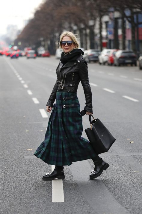 Scottish Skirt Outfit, Plaid Skirt Outfit Ideas, Tartan Skirt Outfit, Plaid Skirt Outfits, Mode Tartan, Scottish Skirt, Blazer Rose, Long Plaid Skirt, Green Plaid Skirt