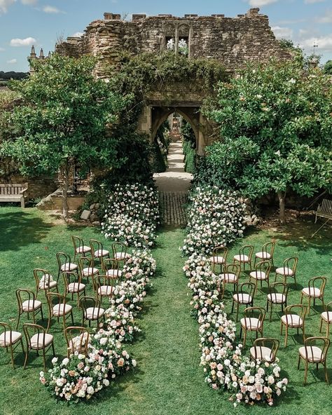 First glimpse of our time in England! An absolute honor to work with @amv_weddings on this stunning editorial at the enchanting Euridge Manor. More to come from this incredible shoot, and I can’t wait to share our wedding film—stay tuned! Venue | Euridge Manor | @euridge_ Workshop Host | AMV Retreats | @amv_retreats Wedding Planning, Styling & Design | AMV Weddings | @amv_weddings Educators | Sophie Kaye @sophiekayephotography | Jeremy Chou @jeremychouphotography | Carlos Hernández @carloshe... Irish Countryside Wedding, Wedding On Cliff, Euridge Manor Wedding, European Castle Wedding, Euridge Manor, Irish Wedding Venues, Wedding In Ireland, Manor Garden, Cotswolds England