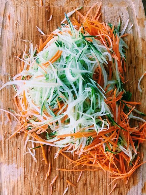 Vietnamese Cucumber And Carrot Salad, Thai Carrot Salad, Som Tam Salad, Som Tum, Thai Cucumber Salad, Thai Chili Pepper, Carrot Salad Recipes, Thai Salad, Laos Food