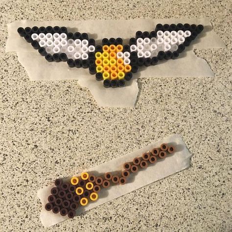 Golden Snitch and the Nimbus 2000 pinchitos Harry Potter Perler Beads, Nimbus 2000, Perler Bead Designs, Melt Beads Patterns, Hamma Beads Ideas, Easy Perler Bead Patterns, Melty Bead Patterns, Pearl Beads Pattern, Easy Perler Beads Ideas