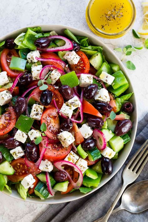 Red Wine Vinegar Dressing, Homemade Red Wine, Creamy Feta, Feta Cheese Salad, Greek Salad Recipes, Vinegar Dressing, Healthy Vegetable, Low Carb Paleo, Wine Vinegar