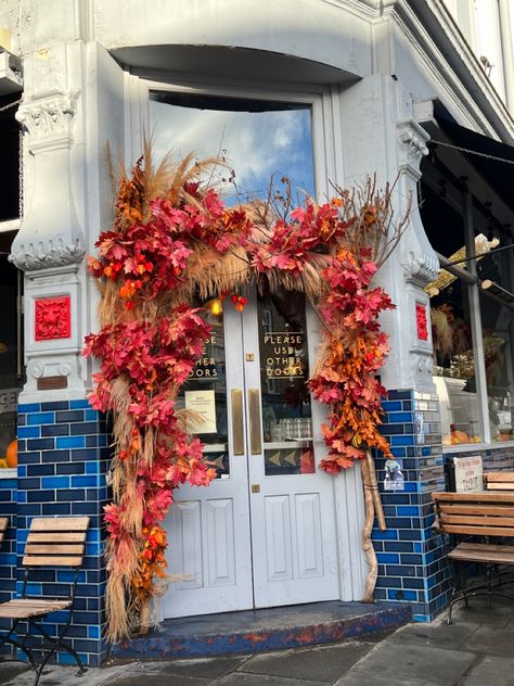 Fall Cafe Exterior, Autumn Window Displays Retail Store Fronts, Fall Flower Installations, Autumn Florist Window Display, Autumn Floral Installation, Outdoor Decorating, Thanksgiving Feast, Small Decor, Retail Shop