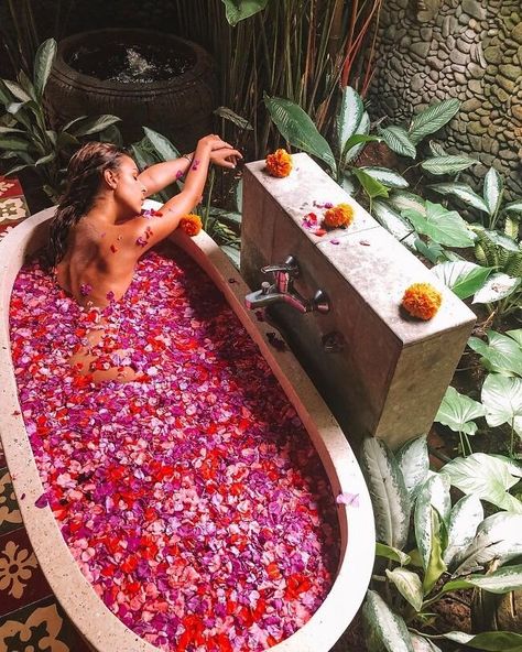 Bath Aesthetic, Bath Photography, Pose Model, Dream Bath, Floral Bath, Flower Bath, Relaxing Bath, Bali Travel, Ubud