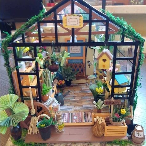 Minatures Dollhouse Diy, Miniature Conservatory, Mini House Diy, Barbie Garden, Diy Miniature Garden, Diorama Project, Mini Verse, Miniature Greenhouse, Fairy Garden Containers