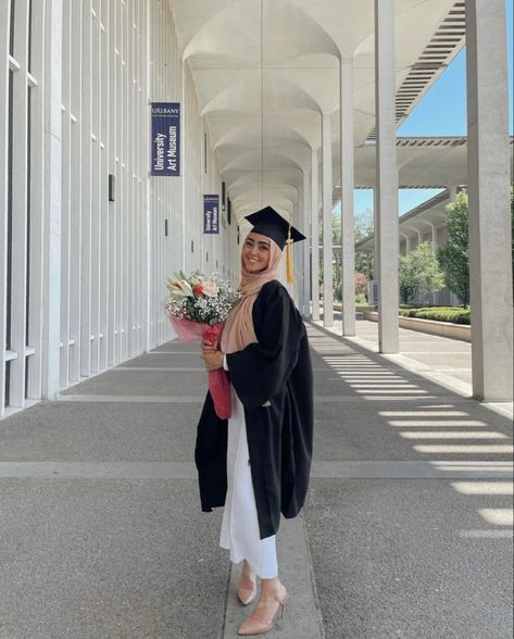 Graduation Outfit Ideas White, Hijabi Graduation Outfits, Convocation Outfit Graduation, Modest Graduation Outfit, Graduation Outfit Ideas Hijab, Convocation Outfit, Cute Graduation Outfits, University Graduation Outfit, High School Graduation Outfit