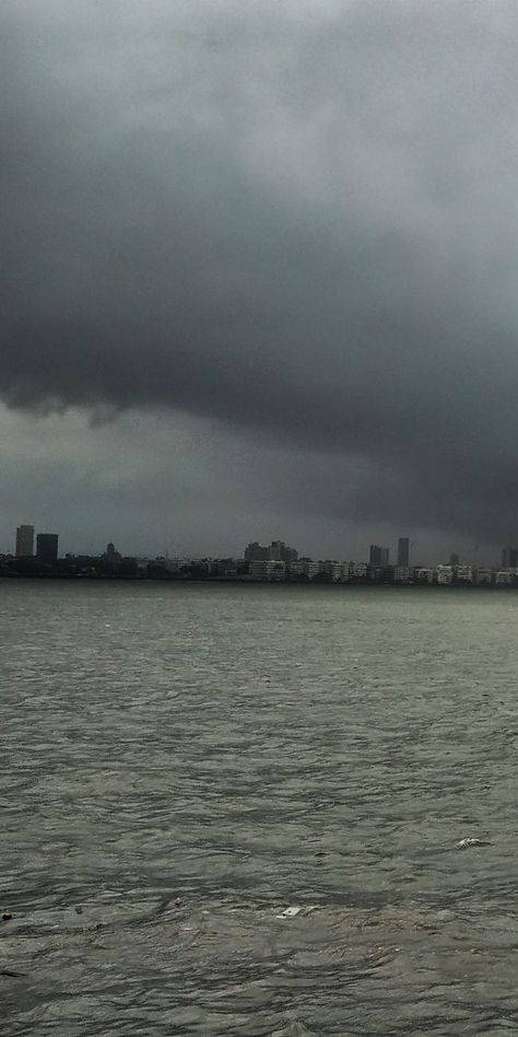 Marine Lines, Mumbai, Marine Drive, Sky, Rain, High Tide, Ocean, Breeze, Scenery, Grey Sky, Rainy Days. Mumbai Monsoon Photography, Mumbai Rain Night, Mumbai Rain Aesthetic, Mumbai Rain Snapchat, Mumbai Rain Snap, Mumbai Rains Photography, Mumbai Barish, Marine Lines Mumbai Snap, Rainy Mumbai