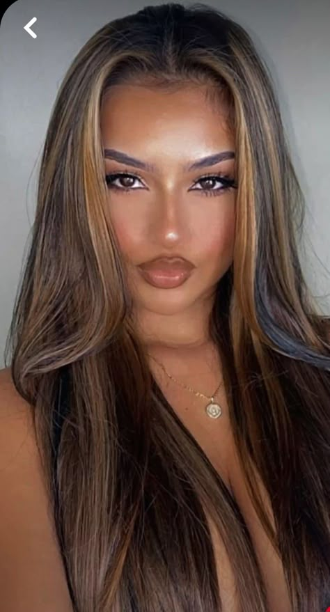 Balyage Long Hair Black Women, Anncy Twinkle Hair, Chunky Highlights Dark Hair, Highlight Around Face, Caramel Highlights Black Women, Hair Color With Skin Tone, Honey Brown Hair With Blonde Highlights, Hair Matching Skin Tone, Hair Colors On Brown Skin