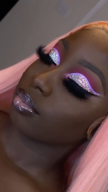 Glitter Purple Eye Makeup, Pink Chunky Glitter Eye Makeup, Glam Makeup Looks Dramatic Glitter, Pink Makeup Inspiration, Purple Prom Makeup, Glitter Glam Makeup, Bling Outfits, Glitter Cut Crease Makeup, Prom Makeup Look