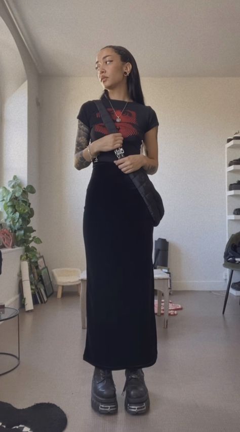 Long Black Tube Skirt Outfit, Black Mesh Midi Skirt Outfit, Long Black Skirt With Tshirt, Layered Slip Dress Outfit Grunge, Long Black Skirt Outfit Fall Casual, Casual Long Black Skirt Outfits, Dress Outfits Grunge, Fully Black Outfits, Black Skirt Outfit Y2k