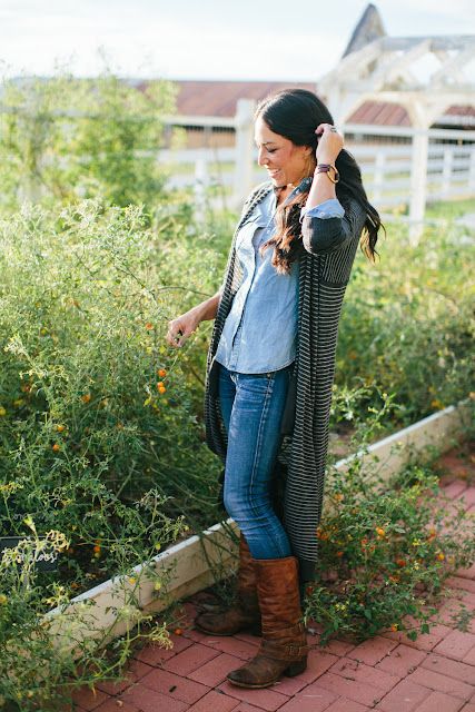 Joanna Gaines Leather Statement Bracelet Tutorial | Joanna Gaines Style Clothes, Joanna Gaines Blog, Stylish Mom Outfits, Joanna Gaines Style, Fall Wardrobe Essentials, Stylish Mom, Minimal Chic, Joanna Gaines, Casual Fall Outfits