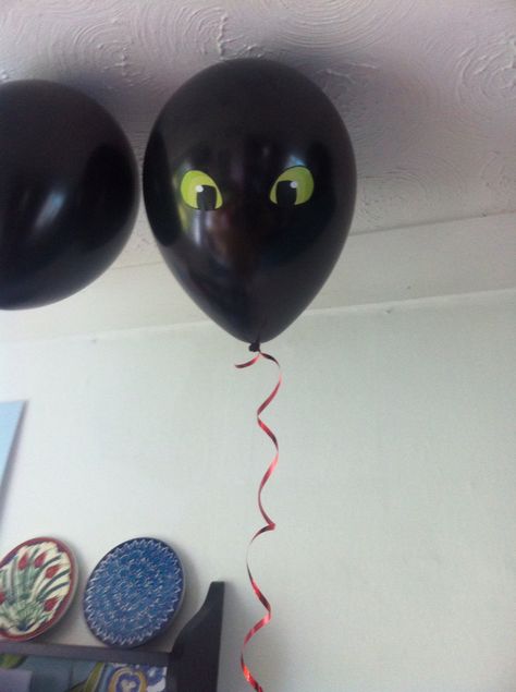 Home made toothless balloons. Black helium filled balloons with stuck on eyes Toothless Birthday Party, Toothless Party Ideas, Toothless Birthday Party Ideas, How To Train Your Dragon Birthday Party, How To Train Your Dragon Party, Httyd Party, Toothless Party, 4de Verjaardag, Filled Balloons