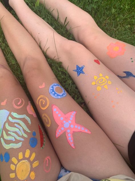 Cute Things To Draw On Your Leg, Summer Body Painting, Summer Leg Painting Ideas, Simple Body Painting, Summer Leg Painting, Leg Painting Body Art, Leg Painting Ideas, Summer Legs, Summer Drawings