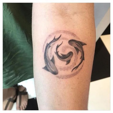 Get ready to dive into the world of shark tattoos and discover their unique symbolism and style. We invite you to learn more about their meaning, as well as choose a design that's right for you. Little Shark Tattoo, Shark Tooth Tattoo, Leg Tattoos Small, Tattoo Espalda, Round Tattoo, Beautiful Tattoo Designs, Fire Fighter Tattoos, Tooth Tattoo, Spiderman Tattoo