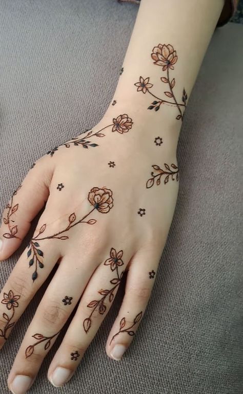 Korean Mehndi Designs, Hippy Henna, Dainty Henna, Mehndi Designs Finger, Henna Hand Designs, Henne Tattoo, Cute Henna Designs, Jagua Henna, Henna Inspired Tattoos