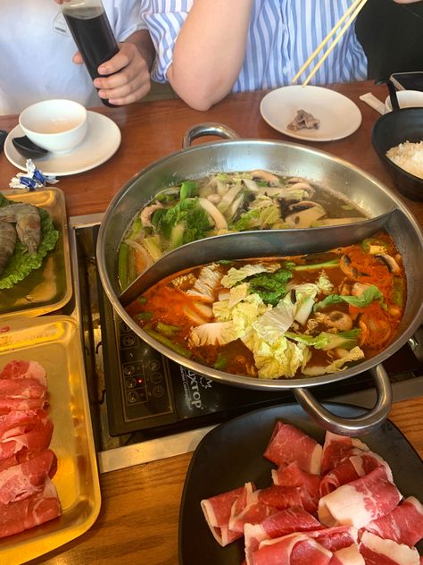 Korean Food Hot Pot, Hot Pot Chinese, Kbbq Korean Aesthetic, Korean Hot Pot Recipe, Hot Pot Aesthetic, Korean Hot Pot, Group Hangout, Chinese Hot Pot, Hot Pot Restaurant