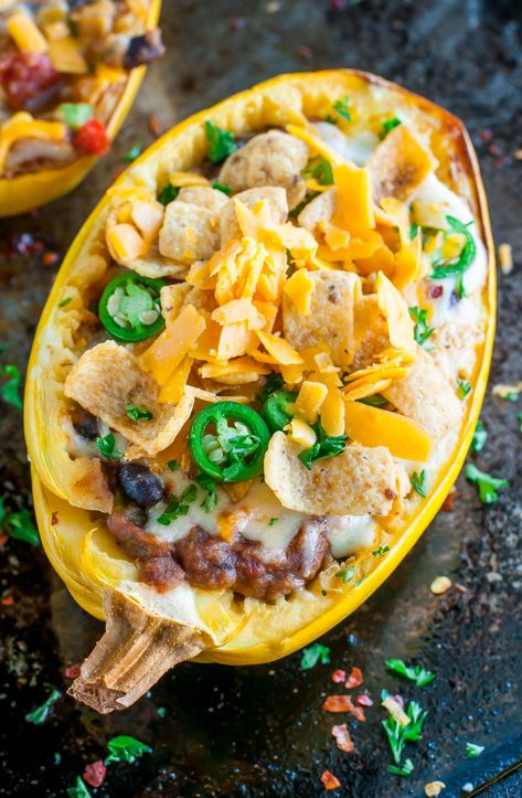 Chili Stuffed Spaghetti Squash - Peas And Crayons Spaghetti Squash Recipes Vegan, Cheesy Chili, Chili Spaghetti, Stuffed Spaghetti Squash, Quinoa Chili, Hawaiian Recipes, Chili Toppings, Slow Cooker Lentils, Slow Cooker Vegetarian