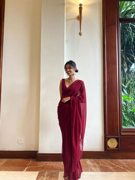 #red saree #simple saree #saree aesthetic #red saree ideas #back to school saree ideas Saree Silk Classy, Red Saari Aesthetic, Indian Wedding Outfits Simple, Wine Red Saree For Farewell Party, Red Farewell Saree, Simple Lehenga Ideas, Wine Colour Saree For Farewell, Best Saree Look For Farewell, College Saree Look