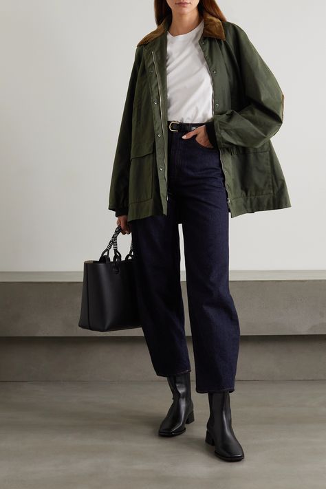 Barbour Jacket Women Outfit, Barbour Jacket Women, Micro Trends, Green Jacket Outfit, Dark Green Jacket, Jacket Outfit Women, Waxed Cotton Jacket, Barbour Jacket, Mode Ootd