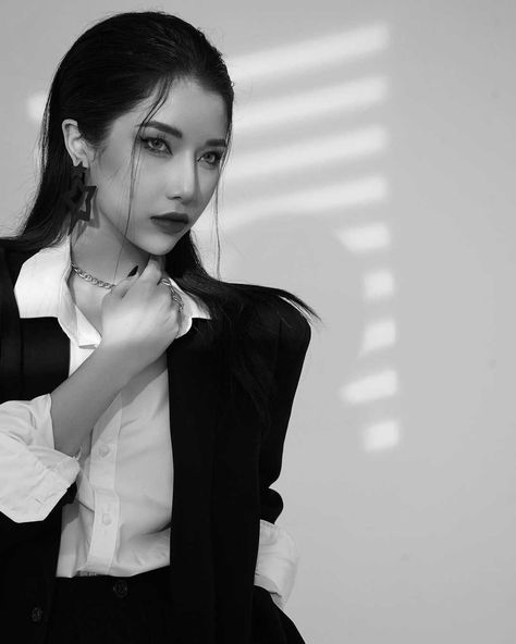 Black And White At Home Photoshoot, Women In Suits Aesthetic, Masculine Girl, Poses Editorial, Monochromatic Fashion, Model Outfit, Photography Posing Guide, Posing Guide, Shooting Photo