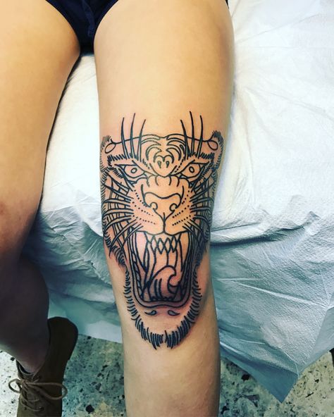 Knee Banger Tattoo, Tattoos Knee, Kneecap Tattoo, Knee Cap Tattoo, Tattoos Polynesian, Cat Tattoos, Mask Tattoo, Leg Sleeve, Leg Sleeves