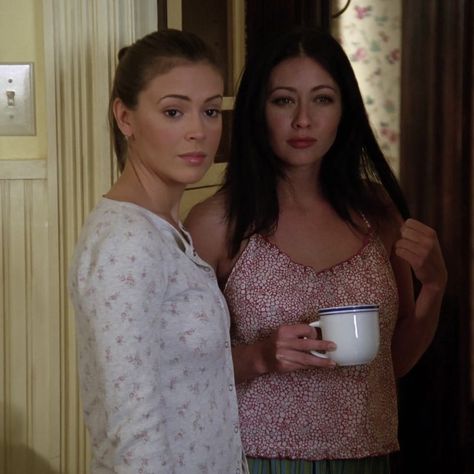 Shannen Doherty Charmed, Piper Charmed, Carrie Bradshaw Outfits, Charmed Tv Show, Charmed Tv, Charmed Sisters, 90s Inspired Outfits, Shannen Doherty, Tv Show Outfits