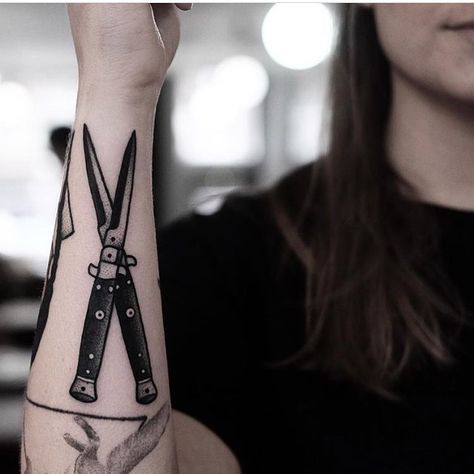 Blackwork style double switchblade tattoo by Jonas Switch Blade Tattoo, Punk Tattoos, Positivity Tattoo, Blade Tattoo, Tattoo Catalog, Ancient Tattoo, Tattoo Fails, Fire Tattoo, Tattoo Desings