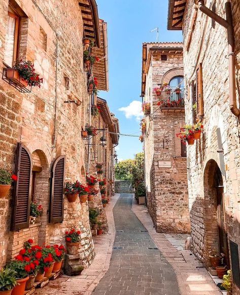 📍Assisi, Italy 🇮🇹 .  Assisi, one of the most well preserved medieval towns of Italy, has a population of about 30 thousand. Famous for its… Umbria Italia, Assisi Italy, Peisaj Urban, Italy Street, Italy Aesthetic, Nightlife Travel, Beautiful Villas, Medieval Town, Famous Places