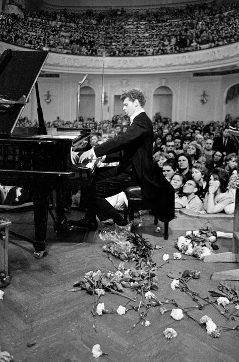 Van Cliburn performing in the Great Hall of the Moscow Conservatory during the first Tchaikovsky International Competition, which he won, April 1958  An Elusive Cold War Star | by Tim Page | The New York Review of Books Tchaikovsky Aesthetic, Symphony Aesthetic, Concert Pianist, The Great Hall, 80s Men, Classic Music, Great Hall, Great Books To Read, Piano Player