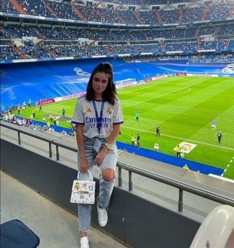 Stadion Outfit, Real Madrid Outfit, Soccer Game Outfit Women, Soccer Game Outfits, Real Madrid Game, Soccer Mom Outfit, Madrid Girl, Madrid Outfits, Soccer Girlfriend