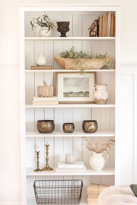 This simple, neutral look is so soft and pretty. Love this understated look for fall. #falldecor #falldecorinspo #fallshelf #fallshelfie #fallshelfdecor #fallshelfstyling #fallaccents #fallaccessories #falllivingroom #neutralfall #neutralfalldecor #neutraldecor White Book Shelf, Fall Shelf Decor, Shelf Decor Living Room, Interior Boho, Bookcase Styling, Fall Living Room, Bookcase Decor, Interior Vintage, Diy Casa