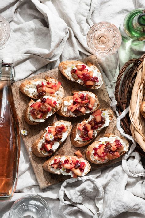 Apple bruschetta slices on a cutting board next to bottle of wine. Raspberry Pie Filling, Raspberry Crumble, Homemade Pie Crust Recipe, Buttery Pie Crust, Apple Chutney, Cinnamon Crumble, Herb Bread, Pie Crumble, Poached Pears