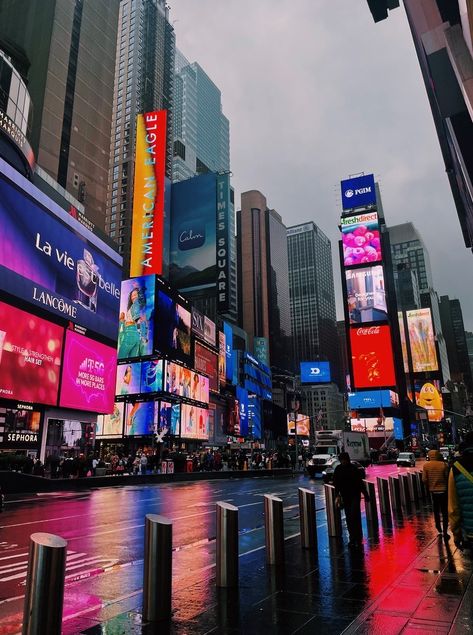 New York Aethstetic, Nyc Times Square Aesthetic, Estados Unidos Aesthetic, New York Lifestyle Aesthetic, Times Square Aesthetic, Life In Usa, Times Square New York City, New York Broadway, Manhattan City