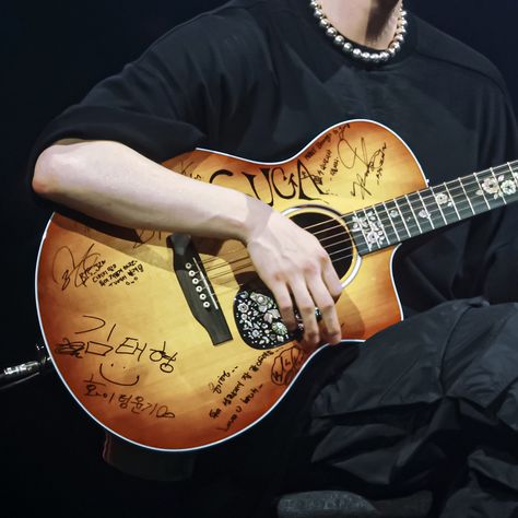 Yoongi Playlist Cover, Min Yoongi Profile Picture, Yoongi With Guitar, Yoongi Guitar, Suga Guitar, Suga Profile, Yoongi Ig, Suga Cat, Yoongi Core