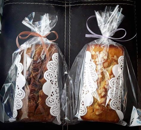 Christmas Cake Packaging Ideas, Bread Wrapping Ideas, Baked Goods Packaging Ideas, Cake Wrapping Ideas, Cake Packaging Ideas, Bake Sale Displays, Bake Sale Packaging, Home Bakery Business, Bread Packaging