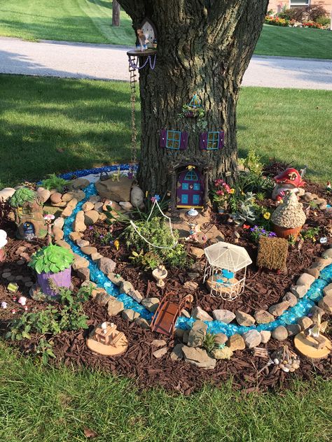 Yard decor Kids Fairy Garden, Taman Diy, Fairytale Garden, Funny Vine, Jardim Diy, Gnome Door, Fairy Garden Ideas, Fairy Village, Fairy Garden Crafts