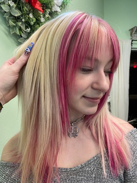 Avril Lavigne inspired textured layers blonde hair with pink streaks Colorful Highlights For Blondes, Raccoon Tail Hair, Pink Blonde Hair, Tape In Hair Extensions, Pretty Hair Color, Scene Hair, Hair Affair, Pink Hair, Pretty Hairstyles