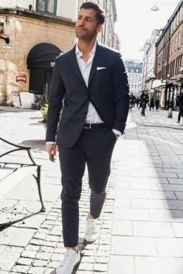 white-sneakers-with-sport-coat-outfit-6 Chinos Outfit, How To Wear White Sneakers, Sport Coat Outfit, Blazer Bleu, Navy Chinos, White Sneakers Men, Fashion Edgy, Mens Fashion Blog, Dapper Men