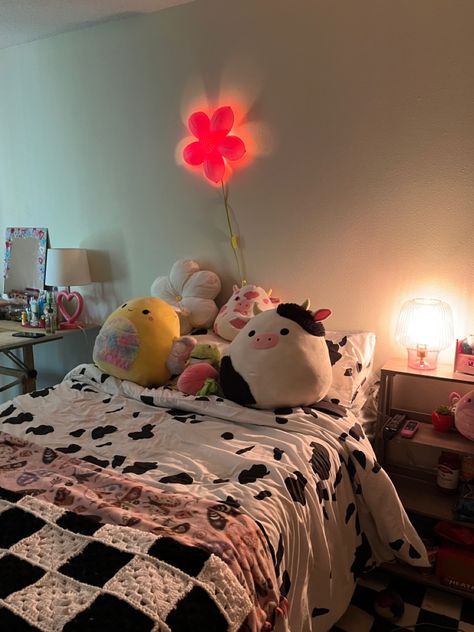 Pink And Cow Print Bedroom, Cow Print Bedding Aesthetic, Pink Cow Print Room, Pink Cow Room, Teen Aesthetic Room, Cow Print Bedding, Teen Aesthetic, Bedding Pink, Heart Flowers