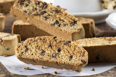 Banana-Chocolate Chip Biscotti | MrFood.com Pecan Biscotti, Chocolate Chip Biscotti, Italian Recipes Dessert, The Best Dessert, Easy Dessert Recipe, Simple Muffin Recipe, Biscotti Cookies, Biscotti Recipe, Poke Cakes