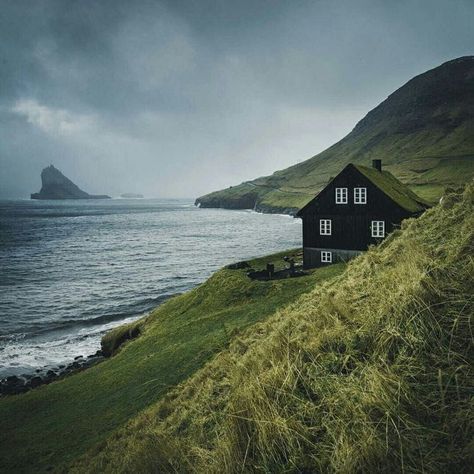 Cottages By The Sea, Cottage By The Sea, By The Ocean, A Hill, Alam Yang Indah, Pretty Places, Sea Green, Lush Green, By The Sea