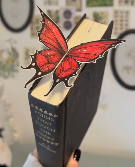 Book Mark Ideas Easy, Butterfly Bookmark, Fairy Bookmarks Diy, Vintage Bookmarks Handmade, Book Marks Design Ideas, 3d Butterfly Bookmark, Book Mark Ideas Butterfly, Butterfly Oragami Book Mark, Buterfluffy Bookmark