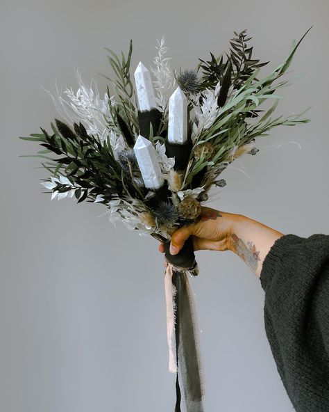 Celestial Wedding Boutonniere, Witch Bouquet Wedding, Crystals In Wedding Bouquet, Wedding Crystal Bouquets, Quartz Crystal Wedding Bouquet, Grunge Wedding Bouquet, Crystal Tower Bouquet, Wedding Flowers With Crystals, Bridal Bouquet With Crystals