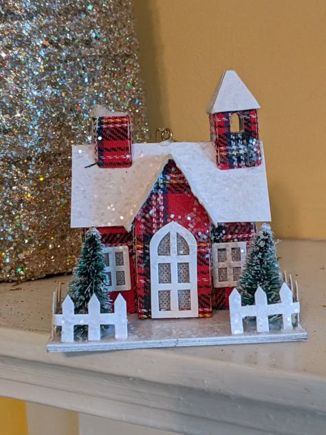 Mini Christmas Houses Diy, Christmas House Craft, Christmas Houses Diy, Christmas Decorations Drawings, Miniature Christmas Village, Christmas Frames Diy, Cardboard Box Houses, Cardboard Gingerbread House, Fabric Christmas Decorations