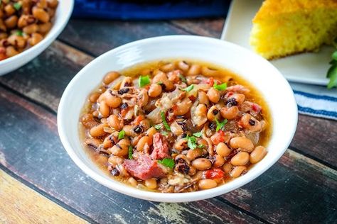 10 Ways To Eat Black-Eyed Peas - Just A Pinch Recipes Blackeye Peas, Slow Cooker Mississippi Roast, Easy Homemade Cornbread, Bean Soups, Legumes Recipes, Bbq Chicken Crockpot, Pot Food, Best Crockpot Recipes, Beef Stew Crockpot