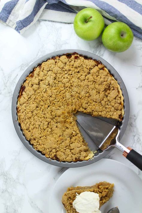 Vegan apple crumble pie Apple Pie Crumb Topping, Vegan Pie Recipes, Coconut Scones Recipe, Apple Pie With Crumb Topping, Homemade Dutch Apple Pie, Vegan Pies, Vegan No Bake, Dutch Apple Pie Recipe, Vegan Pies Recipes