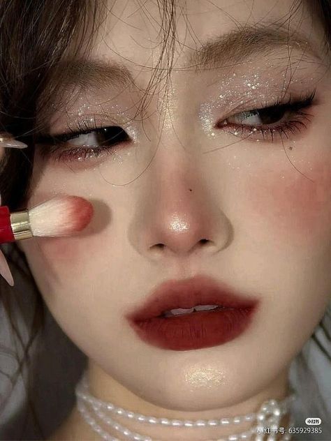 Puedes aprender a crear tu propia belleza , sin necesidad de pagar y eso te lo muestro aquí. Makeup Ala Korea, Makeup Asia, No Make Up Make Up Look, Maquillage On Fleek, Christmas Makeup Look, Holiday Makeup Looks, Ethereal Makeup, Red Makeup, Makijaż Smokey Eye