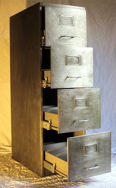 File Cabinet Redo, File Cabinet Makeover, Diy Locker, Metal Bedroom, Stripping Paint, Drawer Filing Cabinet, Metal Filing Cabinet, Old Metal, Retro 4