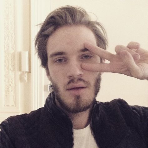 Male Youtubers, Felix Pewdiepie, Marzia And Felix, Felix Kjellberg, Popular Youtubers, Game Grumps, Kawaii Faces, Youtube Stars, Eye Of Horus